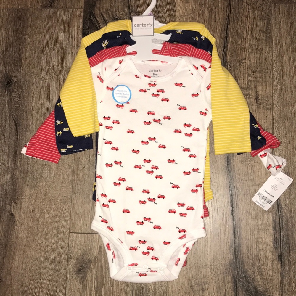 - Set of 4 carter’s Long sleeve onesies! Size 9 mo